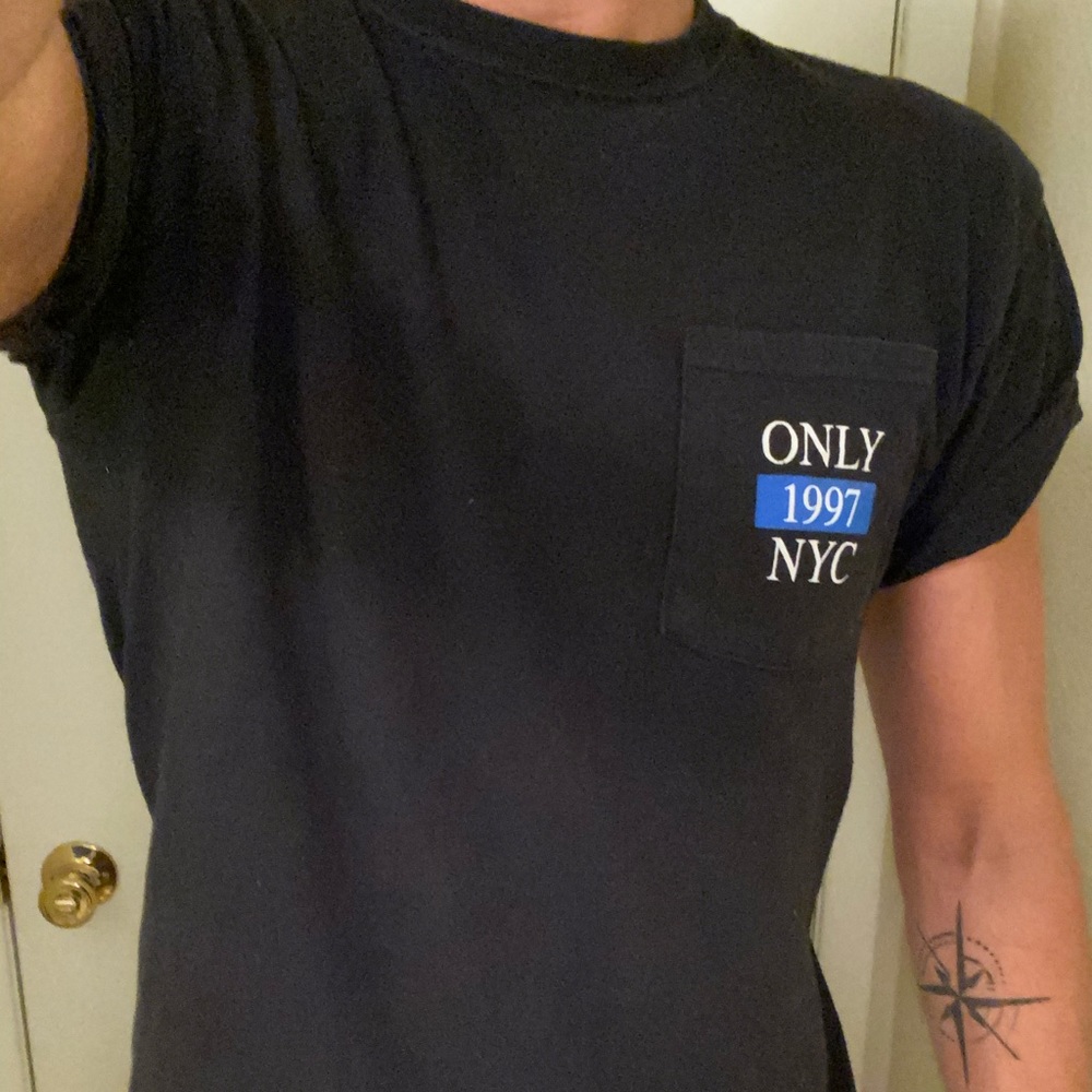 ONLY NY BLACK POCKET ROLLED SLEEVE POCKET TEE MED